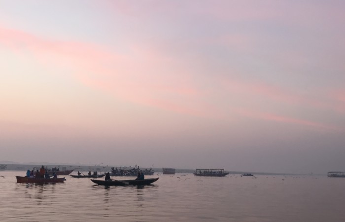 Alba sul fiume Gange