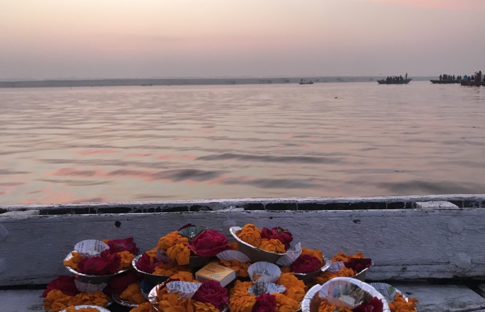 In attesa di essere lasciate a galleggiare sul fiume Gange