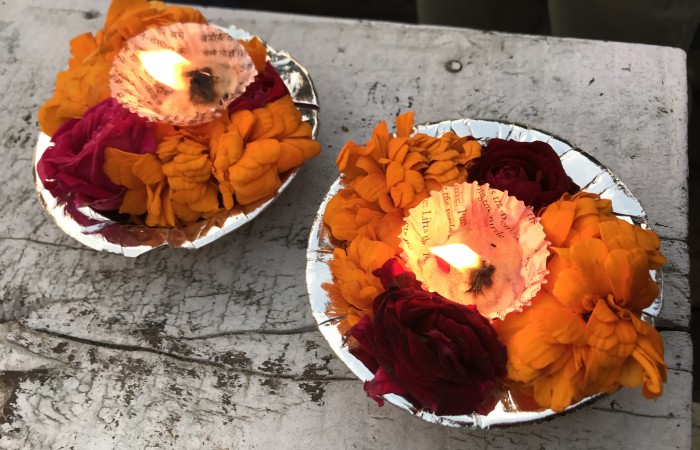 Le barchette votive con le candele di burro e i fiori, offerte dopo il bagno purificatore