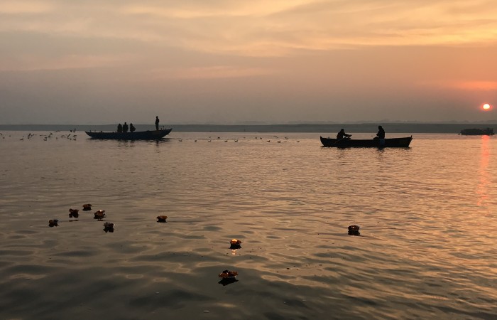 Alba sul fiume Gange