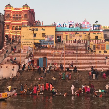 Il momento più propizio per il bagno putificatore è l'alba, inizio di un nuovo giorno.